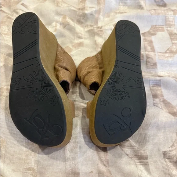 Stylish Tan Wedge Sandals OTBT size 8 … never worn - Picture 5 of 7